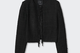 Sie sieht edel aus, teuer und einfach hochwertig. Die dunkle Tweed-Jacke mit Rundhalsausschnitt macht jeden Look komplett. Doppelter Hingucker? Die Perlenverzierung am Saum. Von Mango, kostet aktuell ca. 46 Euro.
