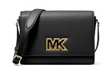 Eine elegante Messenger-Tasche, die vor allem durch die glänzenden Metalldetails zum Highlight wird. Der Riemen kann bei Bedarf verstellt werden. "Mimi" von Michael Kors kostet aktuell 107 Euro.