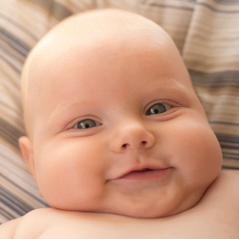 Ein Baby mit süßen Bäckchen
