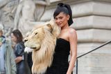 Hingucker der Haute-Couture-Show von Schiaparelli ist Kylie Jenner, die ein extravagantes Kleid aus der auf dem Runway gezeigten Kollektion trägt. Der Löwenkopf des Kleides wurde von Hand aus künstlichen Materialien gefertigt. Sie ist aber nicht die einzige Dame an diesem Tag, die dieses auffällige Design trägt ... 