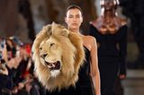 Topmodel Irina Shayk darf den extravaganten Look von Schiaparelli auf dem Runway präsentieren. Wie die Königin der Tiere stolziert Irina anmutig über den Laufsteg und wird ihrem mächtigen Begleiter damit gerecht 