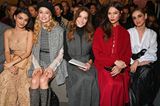 Prominenter kann eine Front Row kaum sein: Rachel Zegler, Beatrice Borromeo Casiraghi, Carla Bruni, Karlie Kloss und Chiara Ferragni in der ersten Reihe der Dior Haute Couture Modeschau 2023 in Paris.