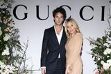 Gemeinsam mit Freund Oliver Green erscheint Schauspielerin Sienna Miller bei einem Gucci Dinner im Hotel Ritz in Paris. Das Paar hat sich für die Feier sichtlich rausgeputzt. Sienna trägt hohe Overknee-Stiefel und ein kurzes Kleid.