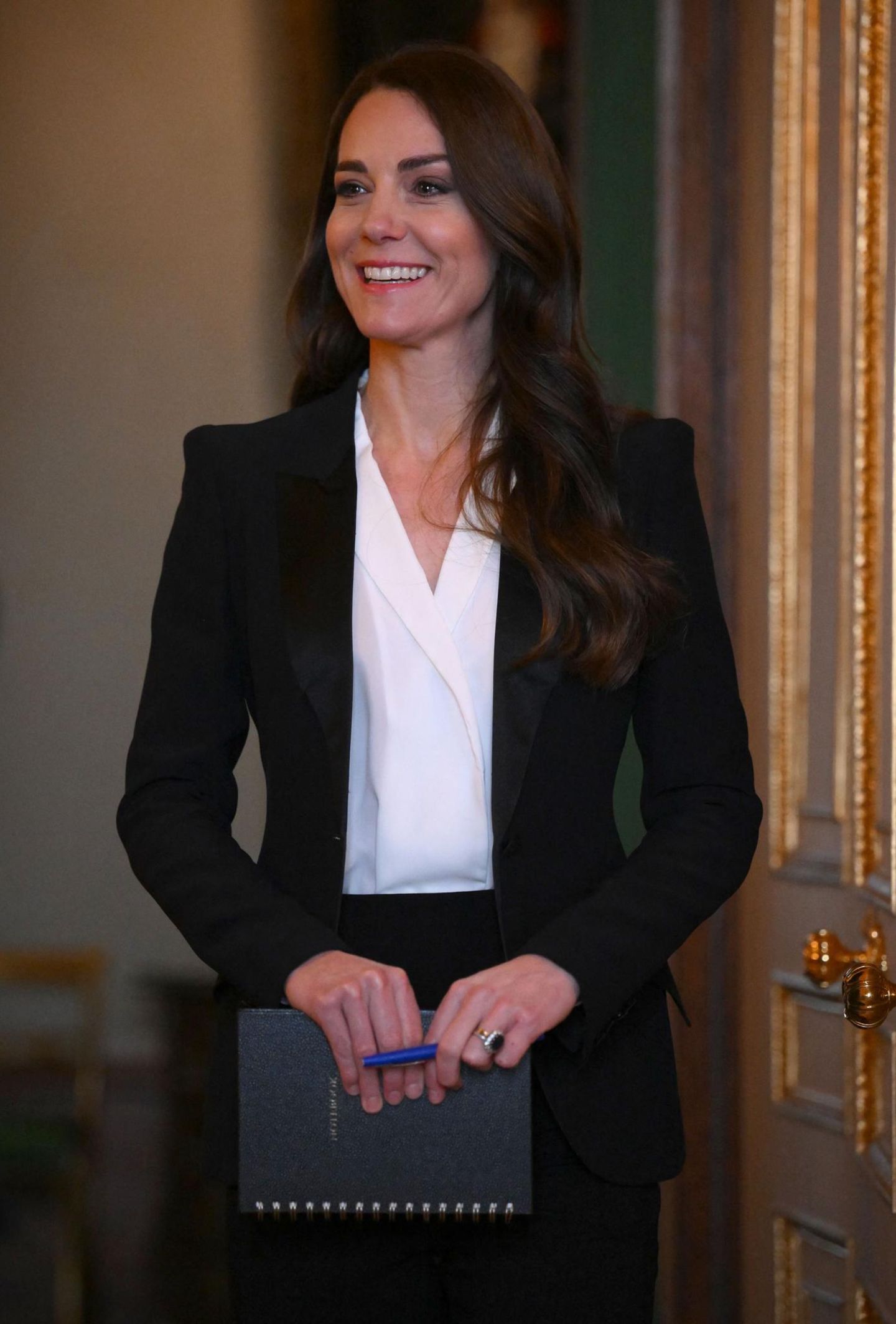 Zum Gespräch zur Arbeit ihres 2021 gegründeten Royal Foundation Centers erscheint Kate im Windsor Castle in einem seriösen Anzug mit Steppschultern. Dazu kombiniert die Princess of Wales eine schlichte Bluse und lässt ihr Haar in natürlichen Wellen fallen.