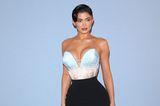 Bei der Jean-Paul-Gautier-Show in Paris begeistert Kylie Jenner in einem tief ausgeschnittenen Kleid, das vor allem durch das blau-rosafarbene Korsett aus Satin und dem figurbetonten, schwarzen Rock besticht.