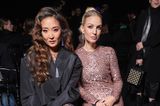 Glamouröse Front Row bei Valentino in Paris: Ashley Park und Leonie Hanne haben sich zwar für ziemlich unterschiedliche Outfits entschieden, ihr Augen-Make-up ähnelt sich hingegen sehr.