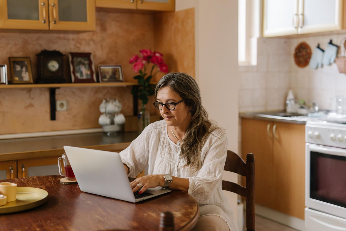 Historikerin Miriam Gebhardt: Erwachsene Frau am Laptop