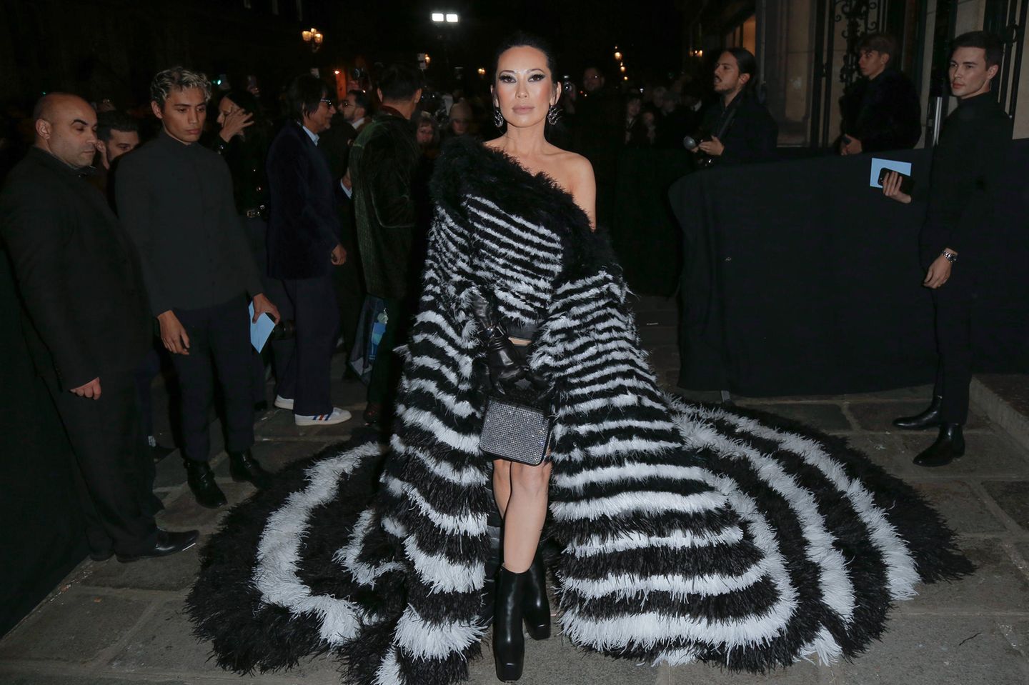 Für die Haute-Couture-Show von Jean Paul Gautier wählt TV-Star Christine Chiu eine schwarz-weiß-gestreifte Kreation aus Federn mit dramatischer Schleppe.