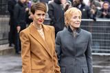 Sarah Paulson und Holland Taylor erscheinen im Partnerlook bei der Fendi Couture Haute Couture Show. In abgestimmten Anzügen und der selben Handtasche posiert das Paar vor der Show. 