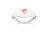 Ein Ring ist ein Symbol von Liebe, Verbundenheit und Einheit und ist damit das perfekte Geschenk für Valentinstag. Dieser Ring der Thomas Sabo Valentinstag-Kollektion lässt unsere Herzen höher schlagen! Für 98 Euro erhältlich.