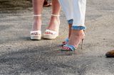 Nicht nur obenherum passen sich Máxima und ihre älteste Tochter den Landesfarben an, auch ihre Schuhe greifen das Blau-Weiß-Schema auf. Während die niederländische Königin auf coole Stilettos im Jeans-Lookvon Gianvito Rossi setzt, greift Prinzessin Amalia zu klassischen weißen Wedges von Asos, die gerade einmal 30 Euro kosten.