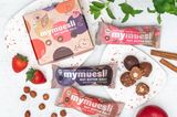 Alle Snack-Fans aufgepasst: My Muesli hat drei neue Sorten der Nut Butter Balls kreiert. Ihr könnt euren Snack-Hunger ab jetzt mit leckeren Kombis aus Mandel, Apfel und Zimt in der Sorte Almond Apple Cinnamon, mit Datteln, Cashewkernen, Erdbeeren und (glutenfreiem) Hafermehl in der Sorte Cashew Strawberry oder mit Haselnussmus und feinstem Kakaopulver ummantelt von süßen Datteln, Hafermehl und gerösteten Haselnüssen in der Sorte Hazelnut Cacoa stillen. Erhältlich als Probierpaket mit 3x3 Bio-Kugeln jeder Sorte à 180g für 8,95 € UVP. 