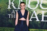 Für die Premiere des Thrillers "Knock at the Cabin" zeigt sich Lea Michele besonders mysteriös. In dem dunklen langen Kleid und mit dem auffälligen Augen-Make-up wirkt die Schauspielerin fast wie eine Waldelfe. 