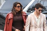 Diese Farben gehören ihr: An der Seite ihres Ehemanns, Nick Jonas, strahlt Schauspielerin Priyanka Chopra in braunen und roten Nuancen. Dabei ist nicht nur der locker übergeworfene Ledermantel ein Hingucker, sondern auch das enganliegende Kleid. 
