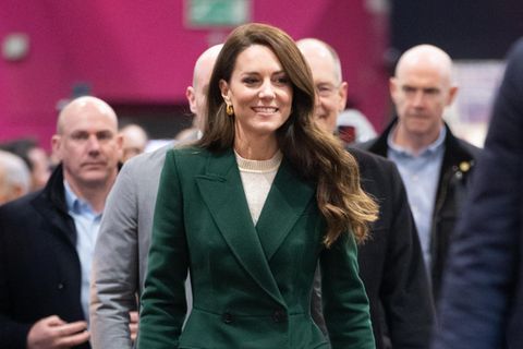Elegant wie immer zeigt sich Catherine, Princess of Wales, bei einem Termin im Rahmen ihrer neuen "Shaping Us"-Kampagne in Leeds. Zu ihrem waldgrünen Mantel trägt Kate eine Box-Bag von Manu Atelier in derselben Farbe. Unter Kates elegantem Mantel versteckt sich ein cremefarbenes Strickkleid.