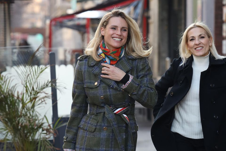 Auf dem Weg zu den Dreharbeiten einer neuen TV-Show grinst Michelle Hunziker in Mailand über beide Ohren. Ob das am bunten Halstuch liegt, das einen Gute-Laune-Akzent in ihren klassischen Look bringt? Zum blaugrün karierten Mantel und zur Leder-Handtasche trifft sie damit jedenfalls die modisch perfekte Wahl. 