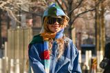 Im kalten Manhattan wärmt sich Sängerin Rita Ora nicht nur im Denim-Look mit buntem Streifenschal. Auch ihre Handtasche ist durch ihre flauschigen Fransen ein Wärmespender. 
