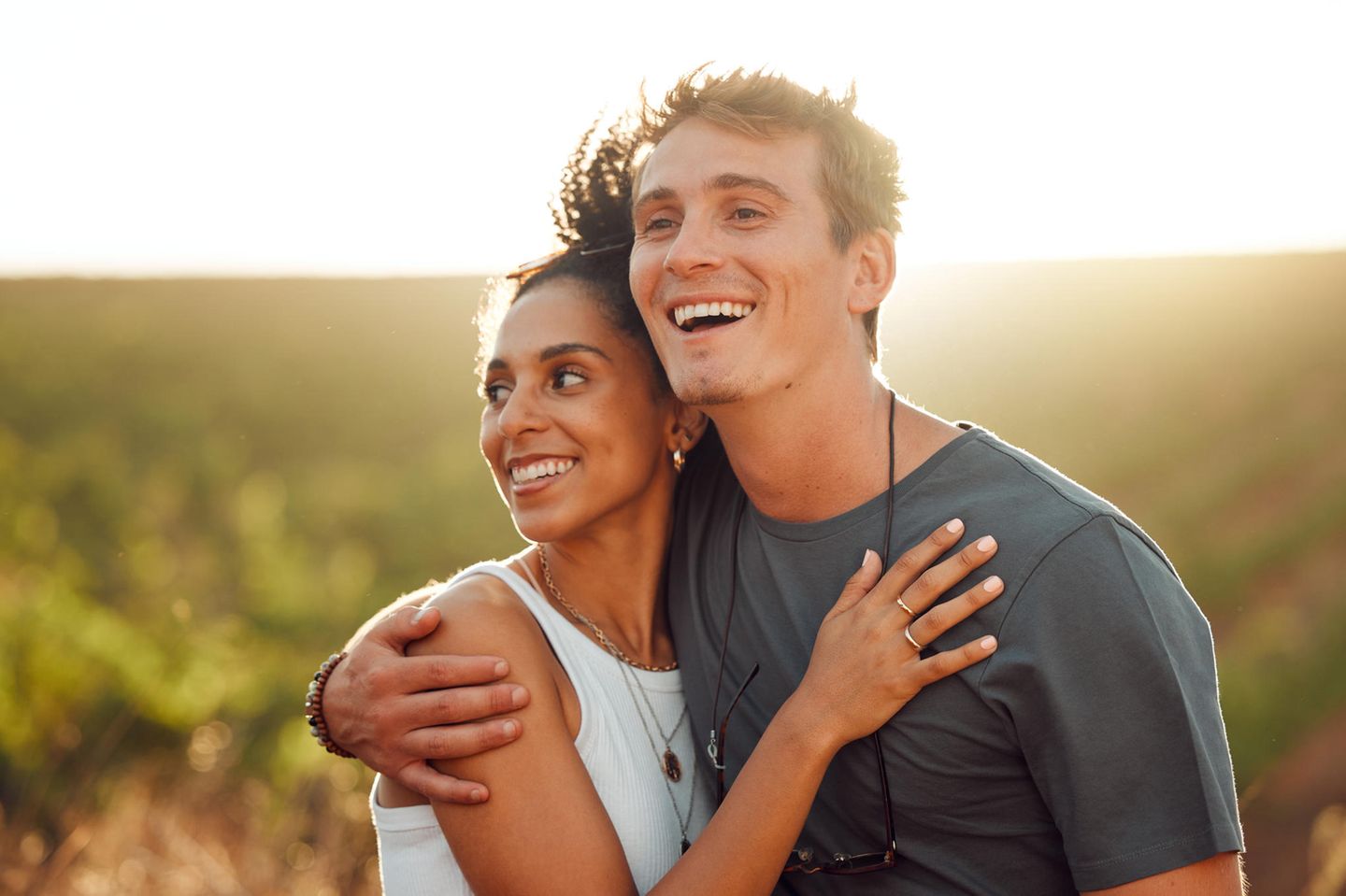 Glückliches Paar: 4 Warnsignale, dass es mit deiner neuen Beziehung zu schnell geht