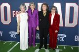 Frauenpower auf dem roten Teppich der "80 for Brady"-Premiere in Los Angeles. Neben Jane Fonda in Lila zeigen sich auch ihre Kolleginnen Rita Moreno, Lily Tomlin and Sally Field (v. l. n. r.) fast gänzlich in monochromen Looks. 