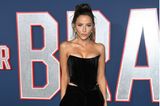 Das schwarze Korsett zaubert Sport-Kommentatorin Kay Adams ein verführerisches Dekolleté. Durch die lockere Samthose und die silbernen Plateau-Heels erhält ihr reizvoller Look einen lockeren Touch. 