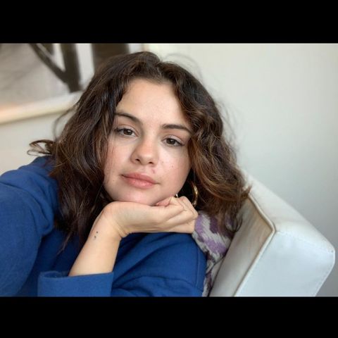 Selena Gomez setzt sich immer wieder dafür ein, mehr Realität in den sozialen Medien zu zeigen. Ihre jüngste Bilderreihe auf Instagram bestätigt das wieder einmal. Auf den drei Bildern, die sie postet, ist sie völlig ungeschminkt, ein kleiner Pickel ist ebenfalls zu sehen. Alles sehr natürlich – we like! 