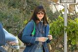 Ganz schön lässig! Dakota Johnson setzt für ihr Lunch-Date in Santa Monica auf einen kompletten Denim-Look. Mit lässiger Schlaghose und Oversize-Hemd zeigt die Schauspielerin, wie cool sich der Jeans-Stoff kombinieren lässt. Bei ihren Accessoires entscheidet sich der "Fifty-Shades-of-Grey"- Star für eine mit Nieten besetzte Vintage-Tasche und eine braune Sonnenbrille.