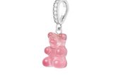 Wie süß! Der rosafarbene Bubblegum Nostalgia Bear Anhänger von Crystal Haze macht an jeder Kette eine super Figur. Über Glambou, rund 50 Euro.