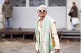 Pastellfarben erinnern uns in der kühlen Jahreszeit nicht nur an den Frühling, sondern sind auch mega im Trend. Instagram-Ikone Grece Ghanem zeigt uns, wie wir die Frühlings-Farben tragen können. Zu einem sommerlichen Kleid von AERON trägt sie einen karierten Schal und Bottega Veneta Tasche. 