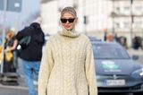 Und auch so kann cooler Street Style gehen: Hollie Mercedes Peters trägt auf der Kopenhagen Fashion Week einen langen Strickpulli und Rock. Gemütlich, aber schick!