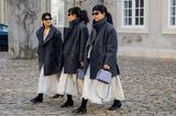 Nein, das ist keine Fata Morgana, die Drillinge "The Triplets" tragen regelmäßig gleiche Looks. Auf der Kopenhagen Fashion Week erscheinen sie in einem Creme-Kleid und grauem Mantel. Dazu eine Fendi-Tasche und Sonnenbrille und der Look ist vollendet!
