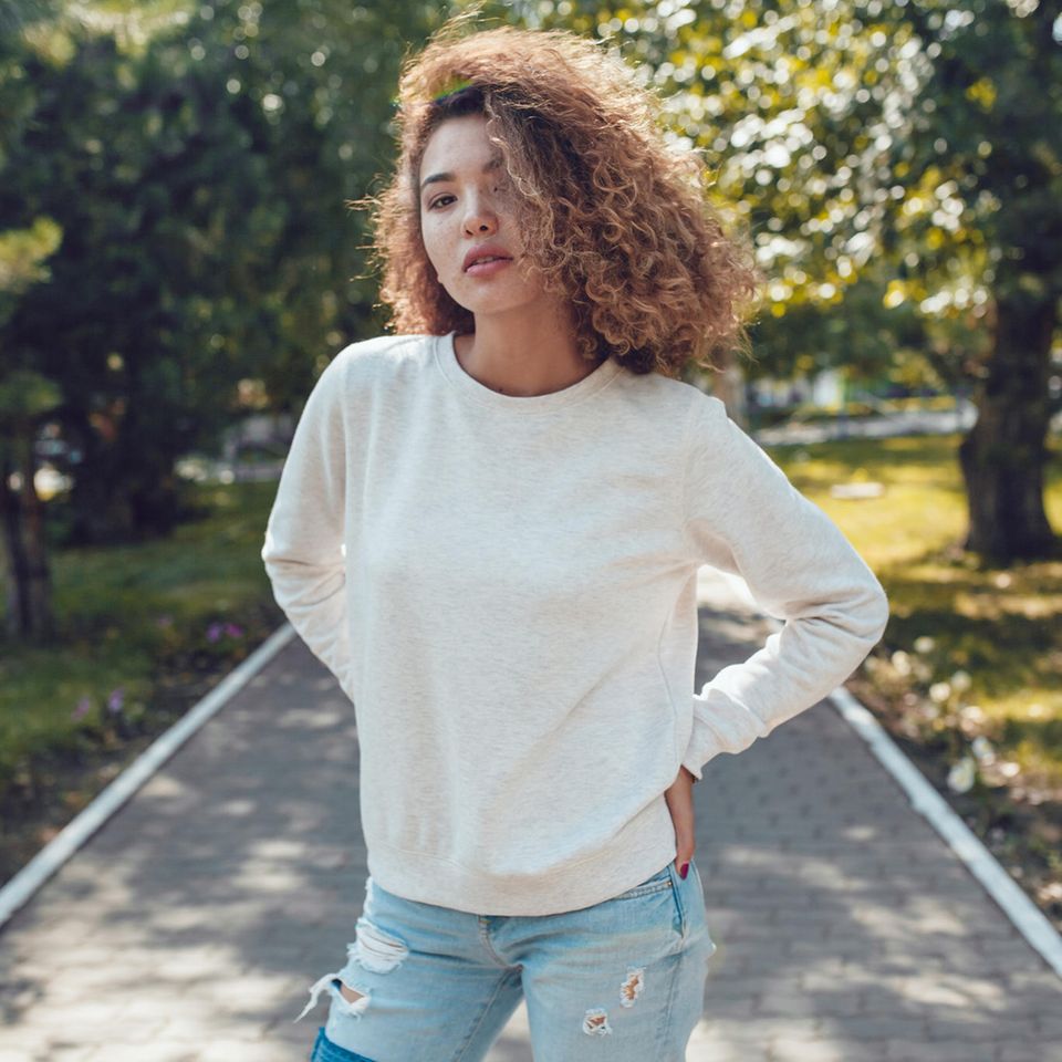 Für die richtige Balance: Sweatshirt von Only 40% reduziert, Frau mit Sweatshirt im Park