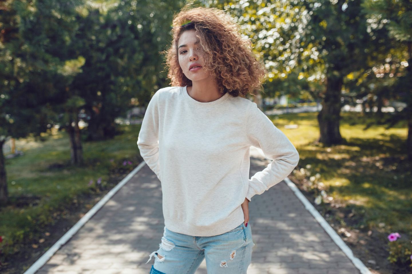 Für die richtige Balance: Sweatshirt von Only 40% reduziert, Frau mit Sweatshirt im Park