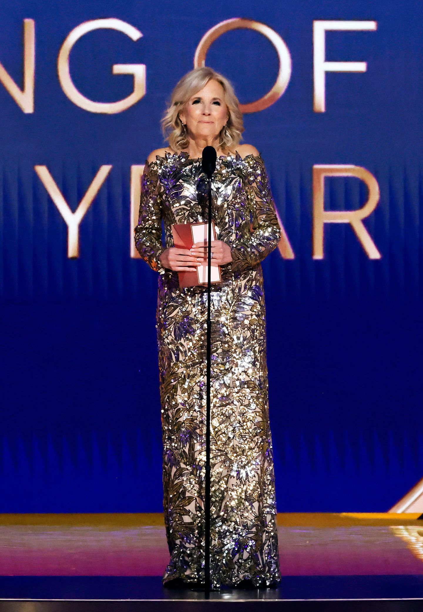 US-First Lady Dr. Jill Biden begeistert dieses Jahr immer wieder mit ihren schicken Looks. Ein besonderes Highlight: ihr Auftritt bei den Grammys in einem schulterfreien, floralen Pailletten-Traum.