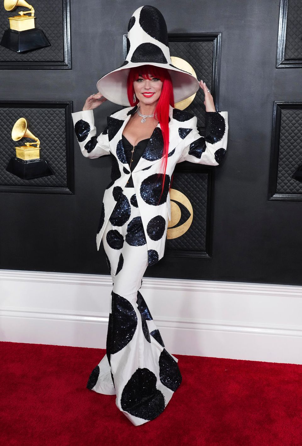 Shania Twain ist in ihrem extravaganten Dalmatiner-Outfit ein Hingucker, erinnert doch aber sehr an die stylische Disney-Schurkin.