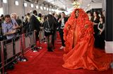 Lizzo bringt mit ihrem XXL-Blumencape und Korsettkleid von Dolce & Gabbana den Frühling auf den Red Carpet in der Crypto.com Arena, wo die 65. Verleihung der Grammys gefeiert wird.