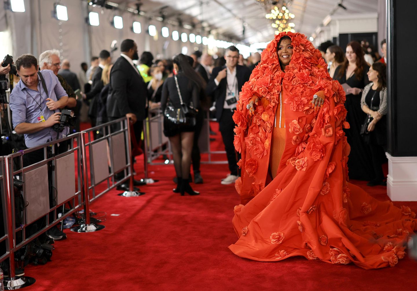 Lizzo bringt mit ihrem XXL-Blumencape und Korsettkleid von Dolce & Gabbana den Frühling auf den Red Carpet in der Crypto.com Arena, wo die 65. Verleihung der Grammys gefeiert wird.