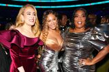 Lizzo hat sich für ihren Auftritt bei den Grammys noch einmal umgezogen, und posiert gut gelaunt mit Adele und Beyoncé. Das geraffte Minikleid in Silber steht ihr dabei genauso gut wie der orangefarbene XXL-Cape-Look vom roten Teppich.