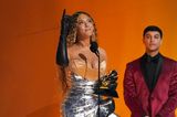 Beyoncé ist mit ihrem 32. Grammy ganz oben an der Spitze der Preisträger, da passt der stylische Bustier-Look von Gucci in Silber doch perfekt.