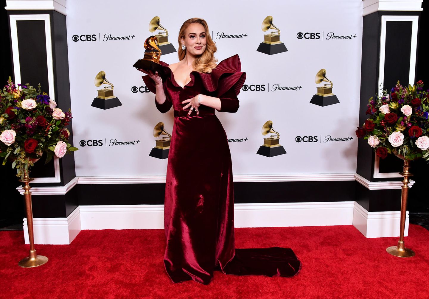Sechs Jahre lang war Adele nicht bei den Grammys, mit ihrem tiefroten Samtkleid von Louis Vuitton gelingt ihr das Style-Comeback großartig.