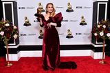 Sechs Jahre lang war Adele nicht bei den Grammys, mit ihrem tiefroten Samtkleid von Louis Vuitton gelingt ihr das Style-Comeback großartig.