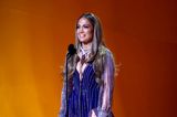 Jennifer Lopez glitzert im blauvioletten, strasssteinbesetzen Rüschentraum von Gucci im Scheinwerfelicht auf der Grammy-Bühne besonders schön.