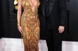 Heidi Klum glänzt mit Tom Kaulitz an ihrer Seite in einem mit goldenen Fransen verzierten Kleid von The Blonds.