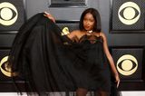 Amanda Groman schwebt im schwarzen Sheer-Dress von Prada über den Grammy-Carpet.