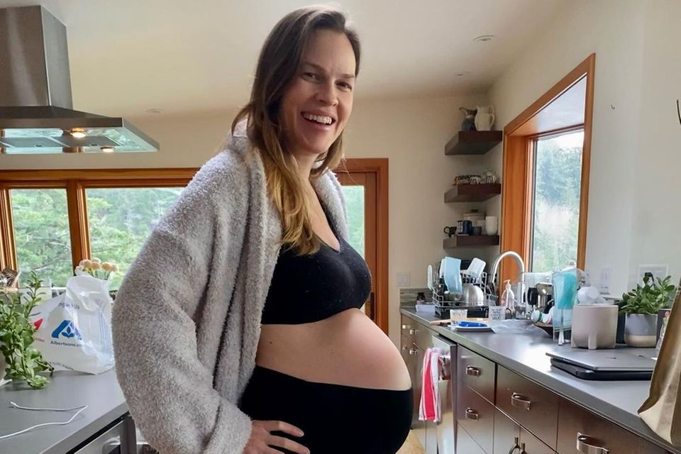 Hilary Swank genießt ihre Schwangerschaft in vollen Zügen. Im entspannten Yoga-Set hat es sich die Schauspielerin gemütlich gemacht — noch: denn, schaut man sich ihre riesige Babykugel an, könnte es schon demnächst so weit sein. Doch, der Anblick täuscht. Die 48-Jährige erwartet Zwillinge! Ein wenig Zeit ist also noch — im April sollen ihre Babys dann zur Welt kommen.