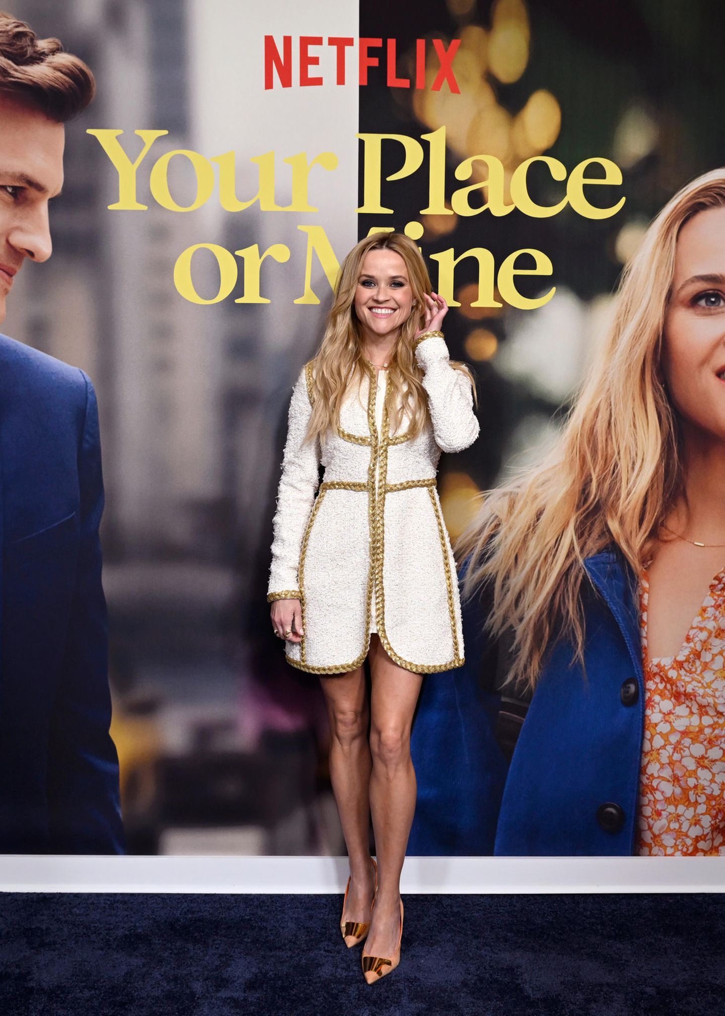 Glücklich über ihren neuen Film "Your Place or Mine" posiert Reese Witherspoon auf dem roten Teppich des offiziellen Screenings in New York. Ihre offenen Haare schiebt sie sich verspielt hinter die Ohren. Auch ihr Look ist romantisch und schick. Ihr weißes Tweed-Kleid ist mit goldenen Nähten verzieht und elegant geschnitten. Dazu kombiniert die 46-jährige spitze Pumps und setzt damit ihre Beine 1 A in Szene.