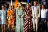 Die Kleider, die die royalen Damen dann abends beimJump-In Tumba Festival auf Curaçao tragen, sind ebenso tolle Hingucker, nicht zuletzt ihrer auffälligen Muster wegen. Die Königin bezaubert im schräggestreiften "Odia"-Kleid von Natan Couture, Amalia mag es im Kaftan-Look von Essentiel Antwerp etwas voluminöser.