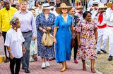 In Willemstad, Curaçao machen Königin Máxima und Prinzessin Amalia dann mal Blau, zumindest was ihre Outfits angeht. Máximas Sommerlook stammt von Sandro Paris, Amalias Midikleid ist von Zara und mit knapp 70 Euro ein echtes Schnäppchen.