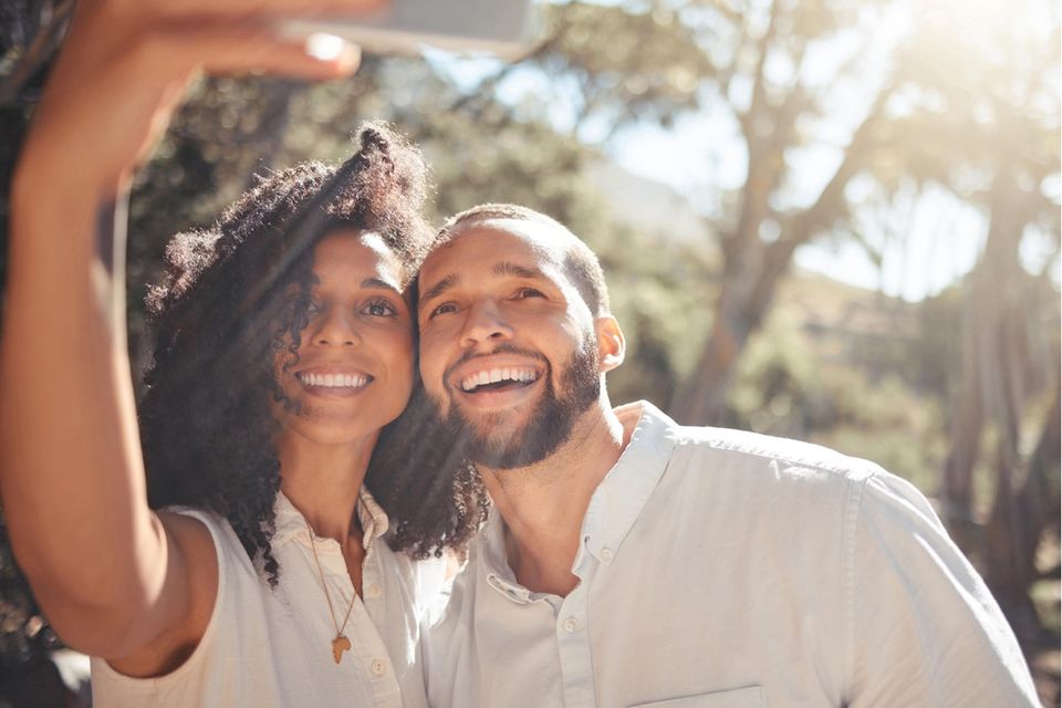 Glückliches Paar: Anhand dieses Merkmals lässt sich vorhersagen, ob eine Beziehung hält