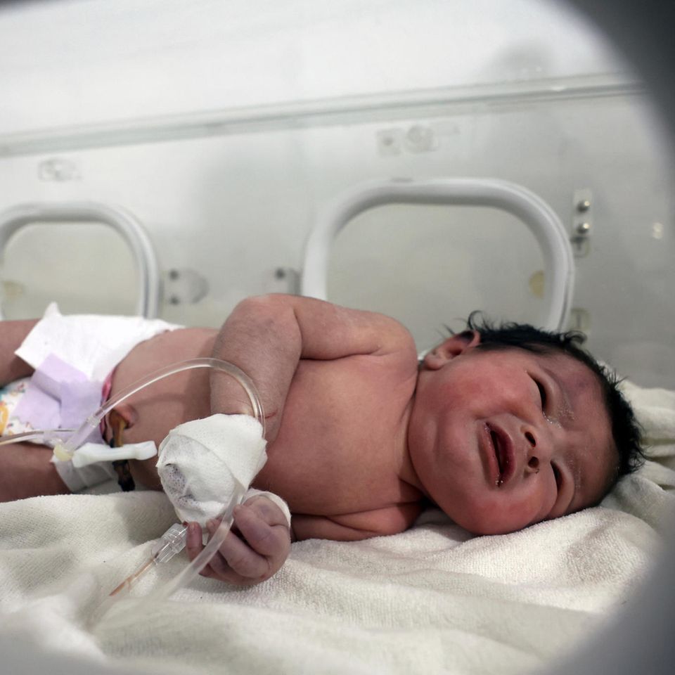 Bilder des Tages: Baby überlebt durch die Nabelschnur der toten Mutter