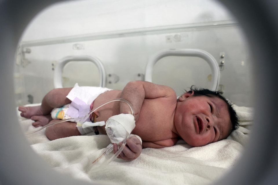 Bilder des Tages: Baby überlebt durch die Nabelschnur der toten Mutter